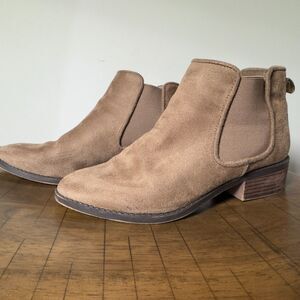 Express Women's Tan Faux Suede Chelsea Ankle Boots Size 6 Block Heel